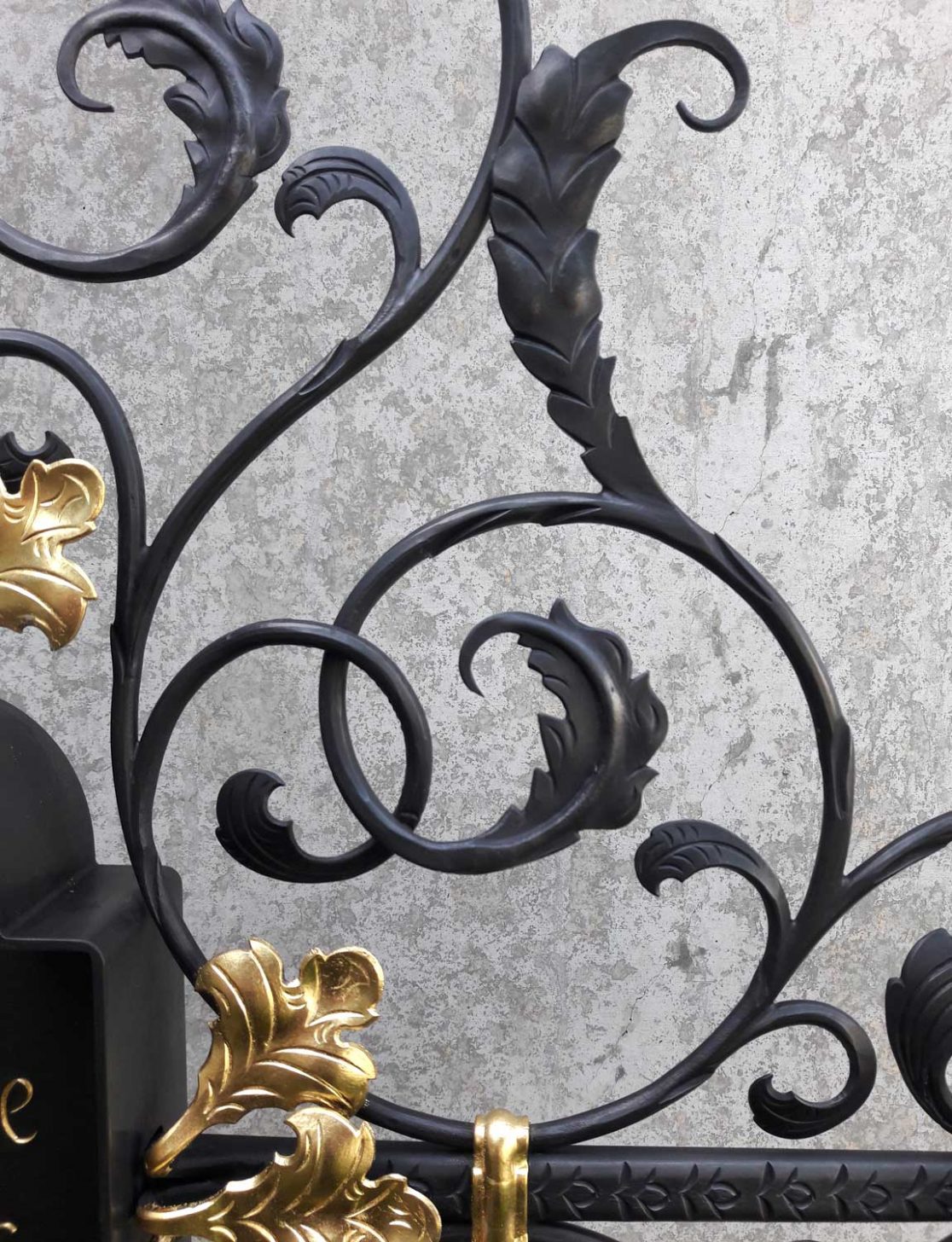Detail des Grabkreuz mit reichem Rankenwerk
