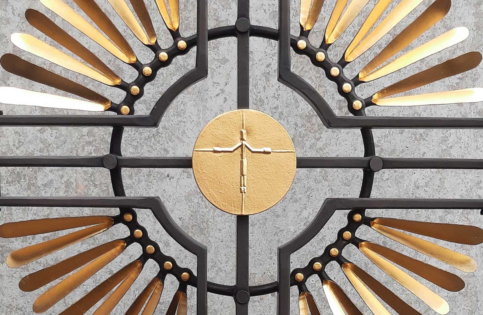 Zentrum zeitgenössisches Grabkreuz mit Lichtkreuz und Christusdarstellung