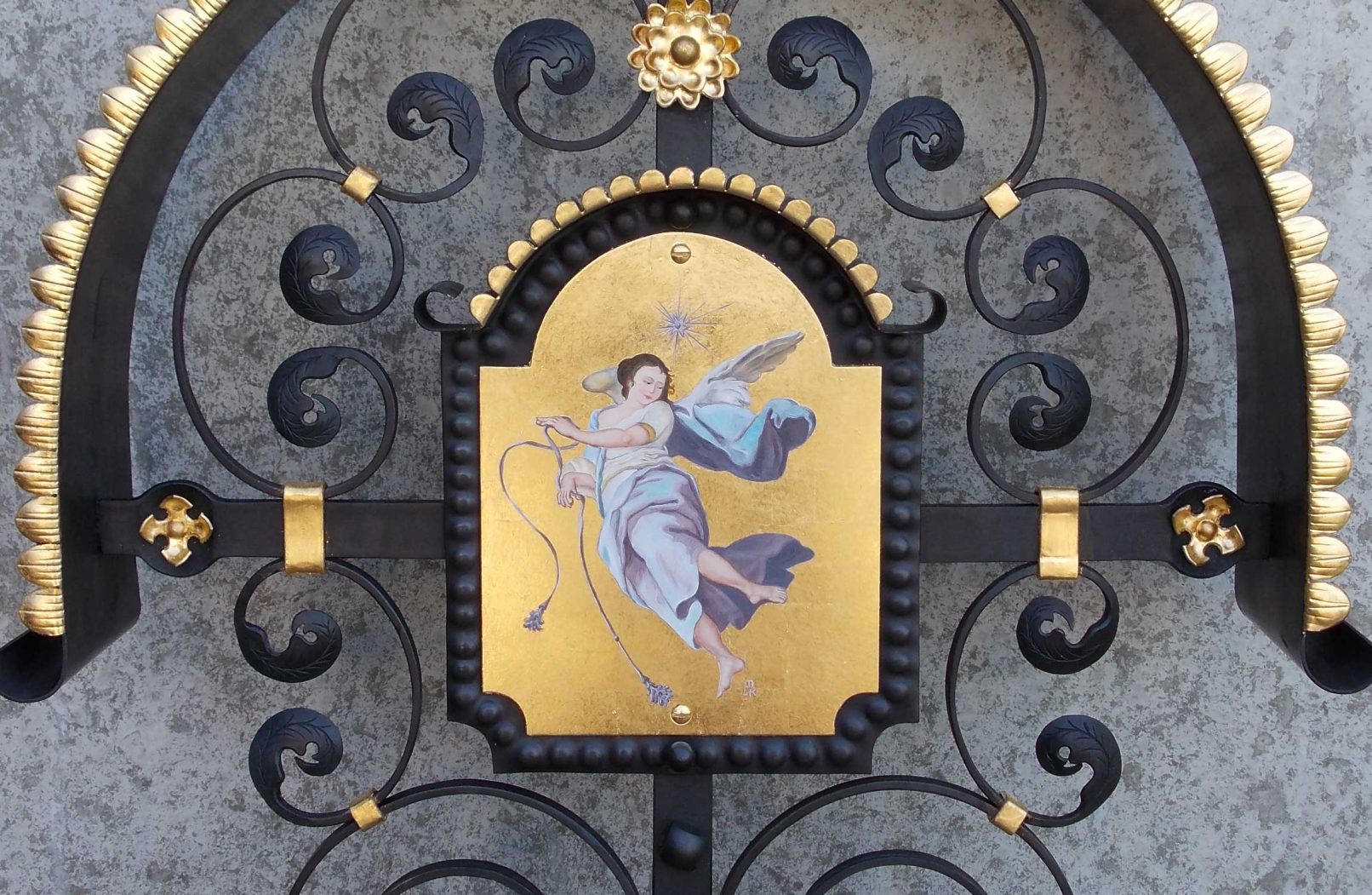 Ölbild im Grabkreuz mit Strahlendach