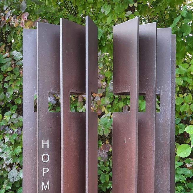 Grabmal aus Cortenstahl mit Lichtkreuz