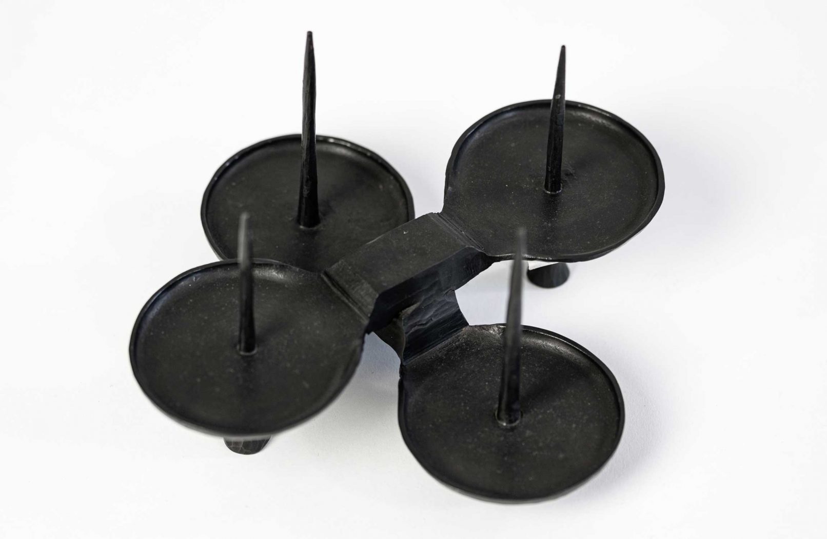 Blick von oben auf den vierarmigen Kerzenleuchter