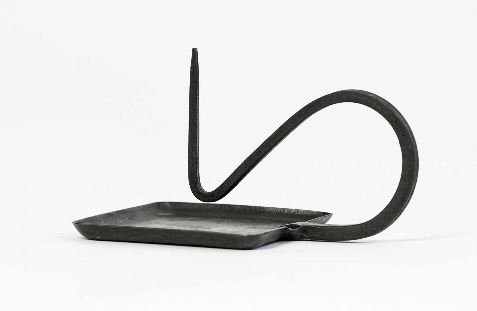 Kerzenständer mit quadratischem Fuß aus Bronze - Seitenansicht