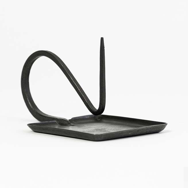 Kerzenständer mit quadratischem Fuß aus Bronzeblech