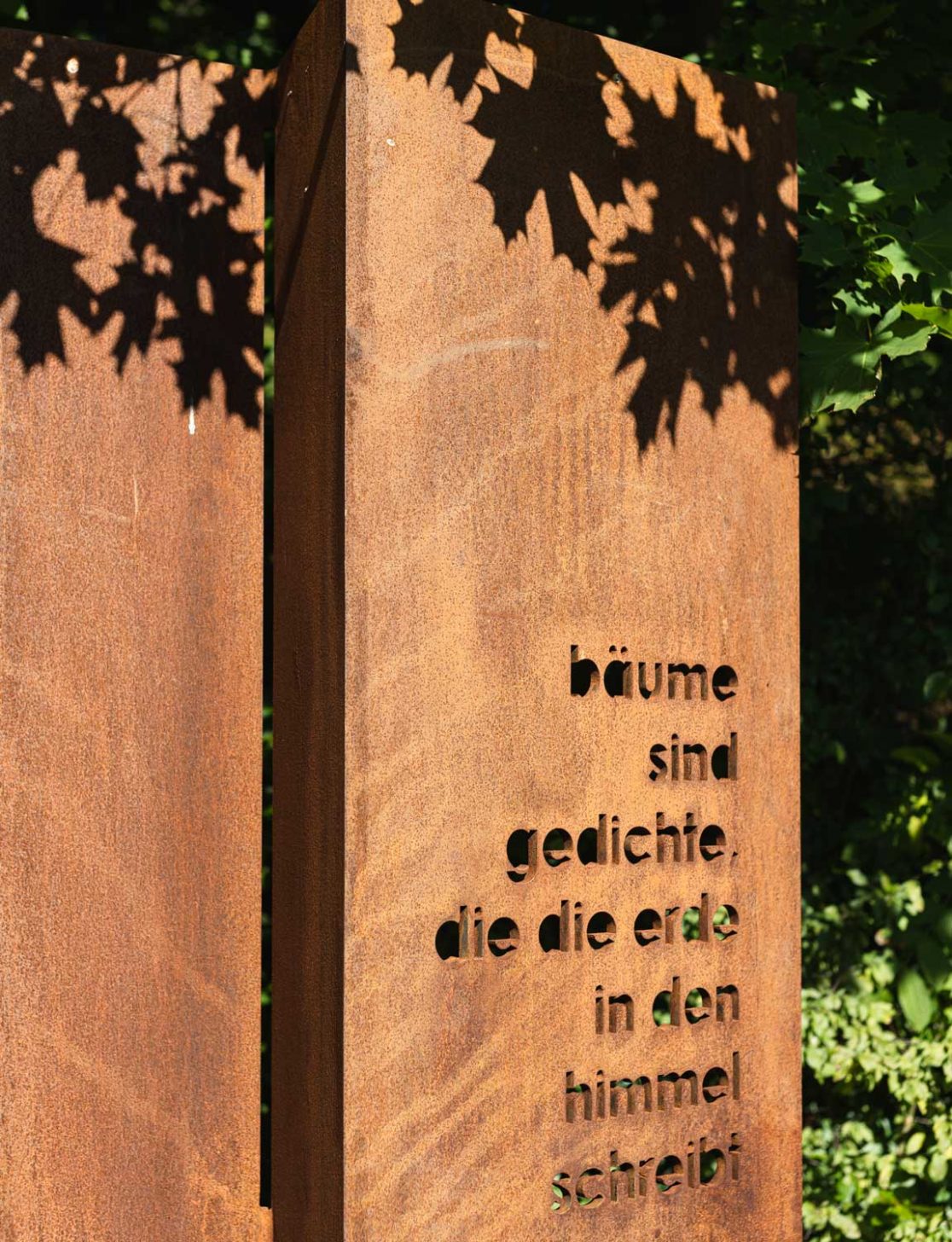 Detail der Schrift auf skulpturaler Stele aus Cortenstahl
