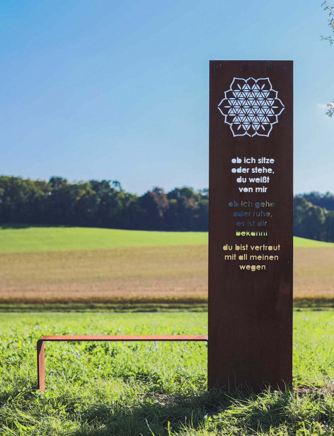 Skulpturale Stele auf dem Meditationsweg mit gefräster Schrift