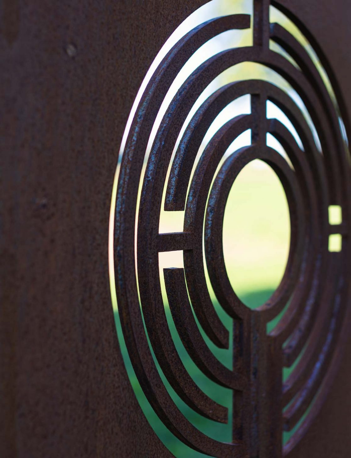Detail einer geschmiedeten Stele auf dem Meditationsweg in Ebersberg