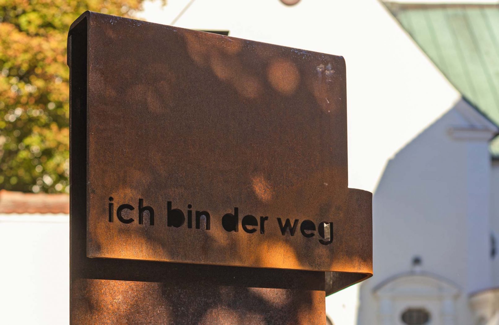 Gestaltung Skulpturenzyklus Meditationsweg vor Kirche in Ebersberg