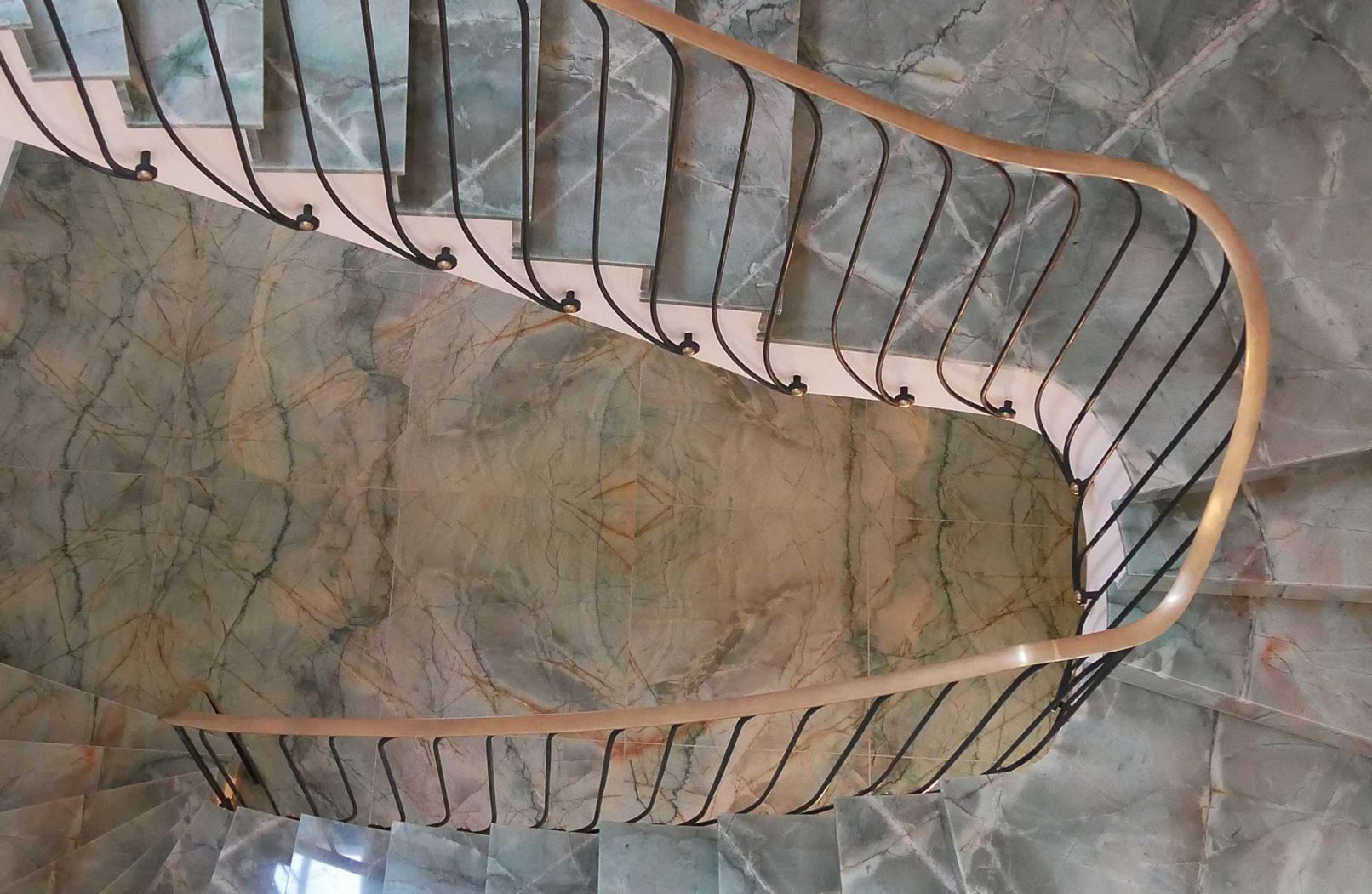 Treppengeländer in 50er-Jahre-Haus mit Handlauf aus Messing