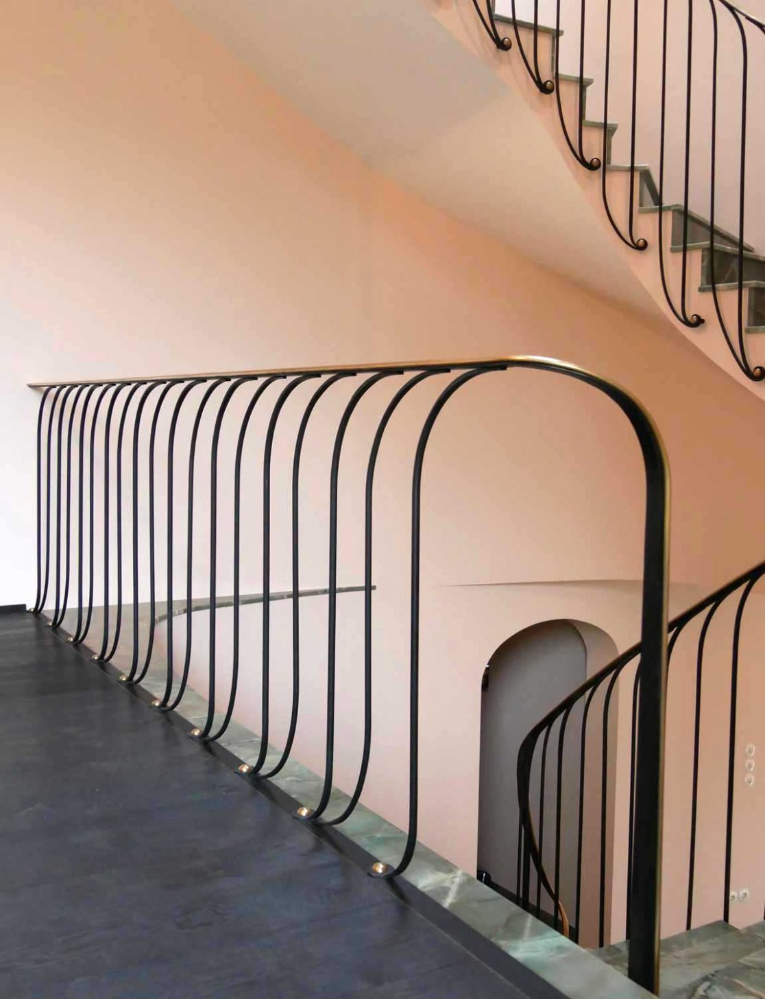 Zweizügiges Treppengeländer in 50er-Jahre-Haus