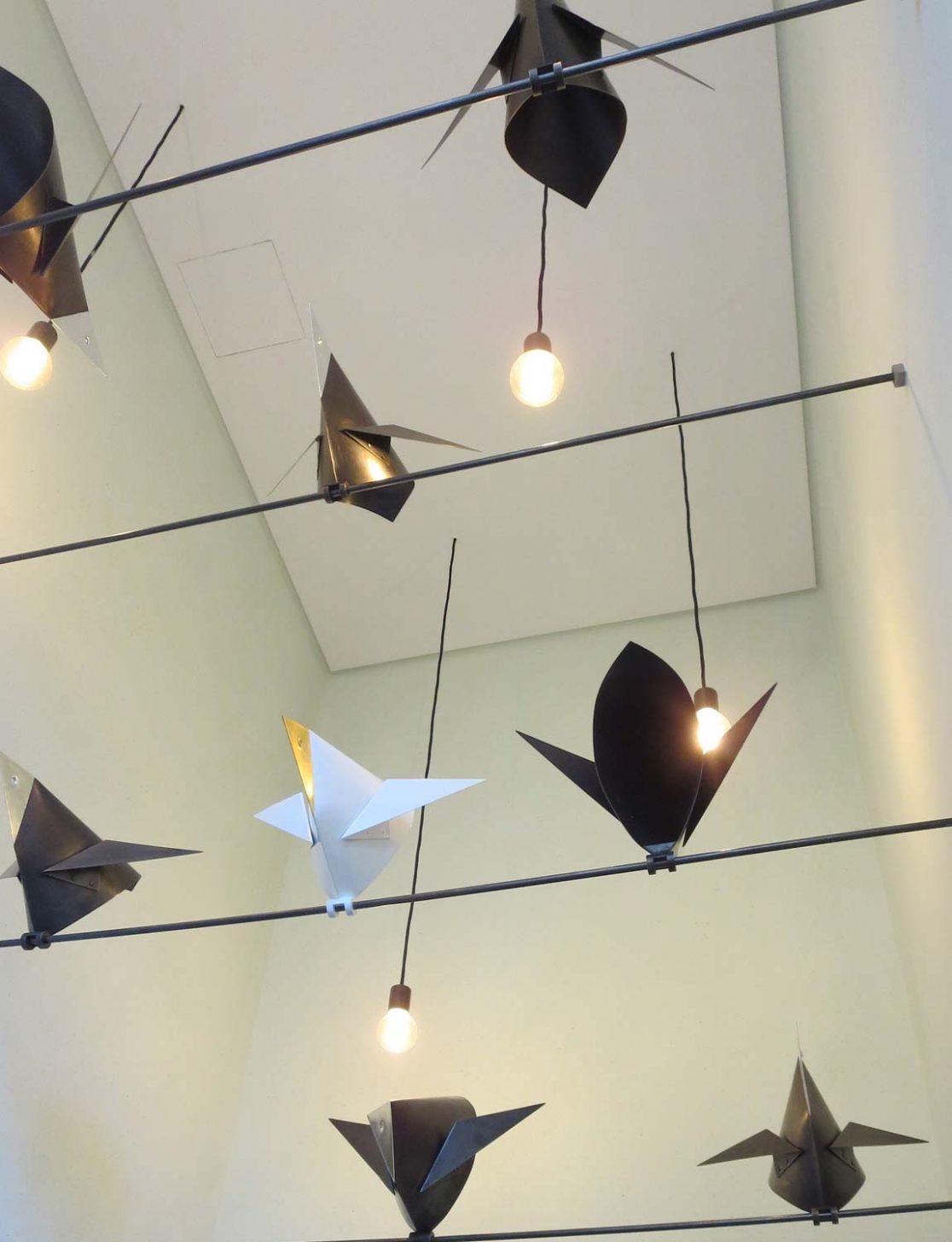 Raumskulptur Birds on a Wire aus Bronze