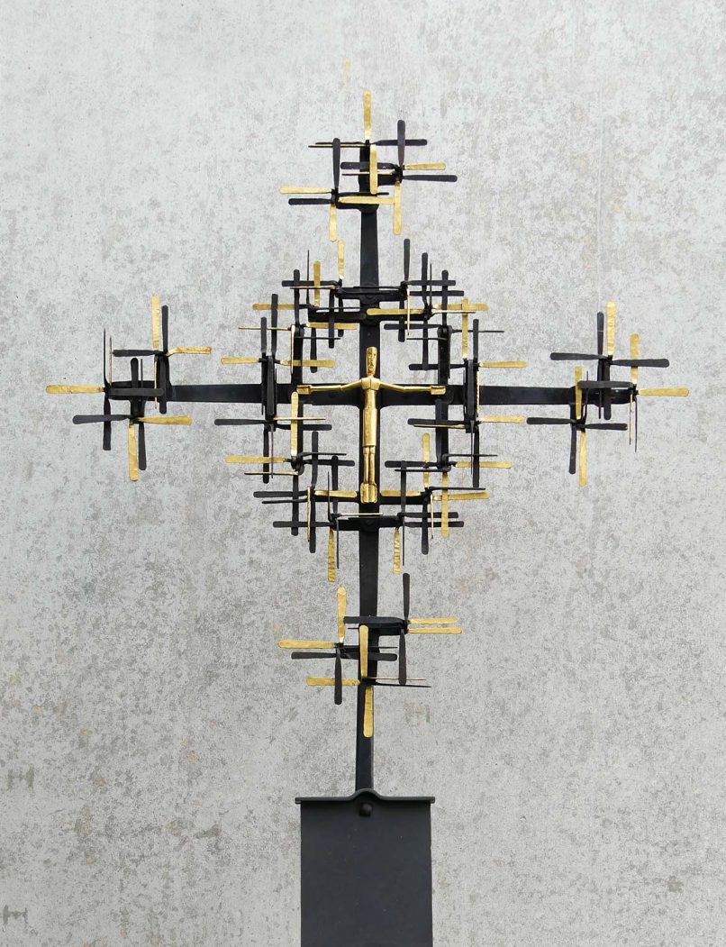 Grabkreuz mit Kreuzblüten