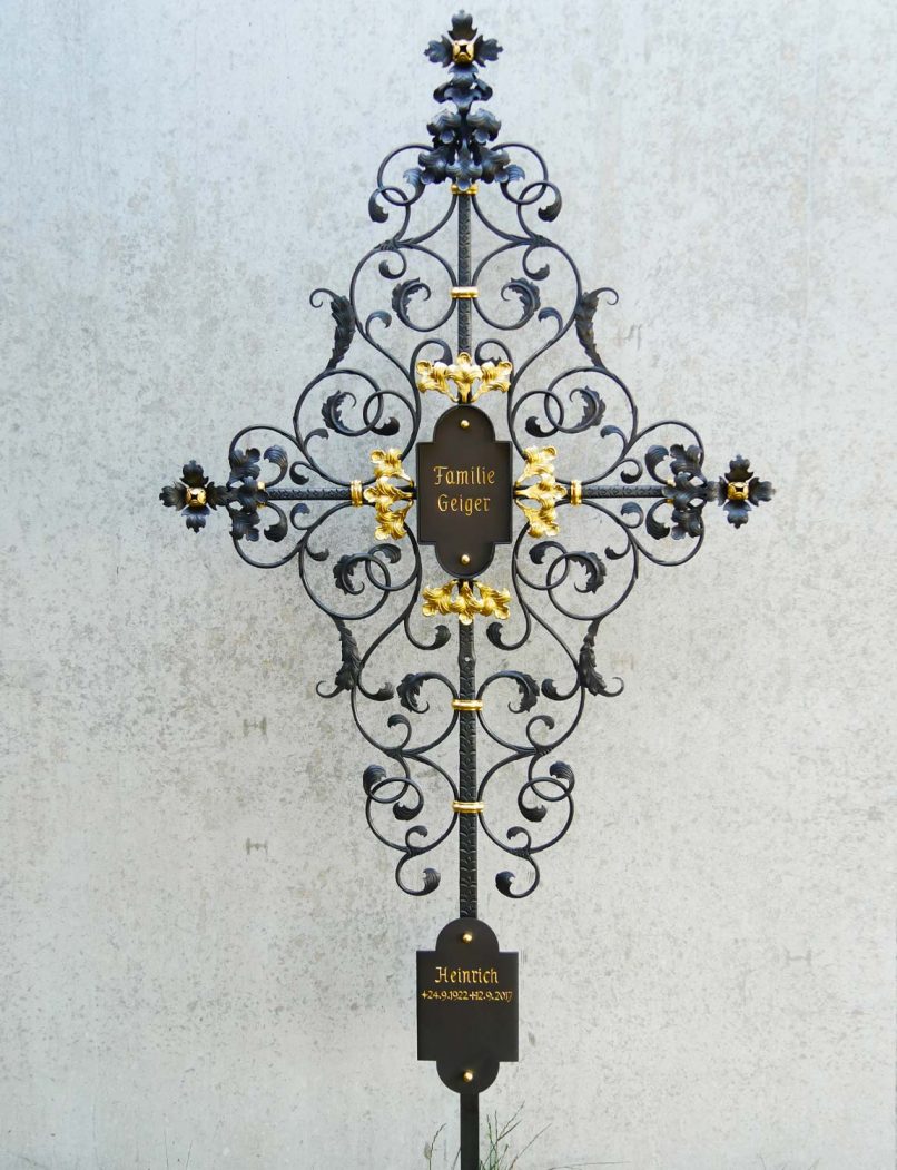 Grabkreuz mit reichem Rankornament